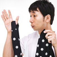 トップスとボトムスを間違えるドジっ子、ZOZOスーツで採寸中の写真