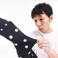 採寸ボディスーツZOZOSUITの完成度に驚く男性の写真