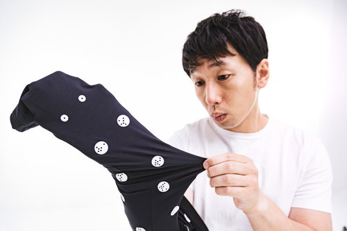 採寸ボディスーツZOZOSUITの完成度に驚く男性
