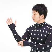 採寸ボディースーツの着心地を伝えるZOZOSUIT着用配信者の写真