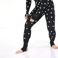 採寸ボディースーツ着用後にシワを伸ばす男性の写真