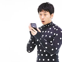 ZOZOSUITで計測結果の正確さに驚く男性の写真