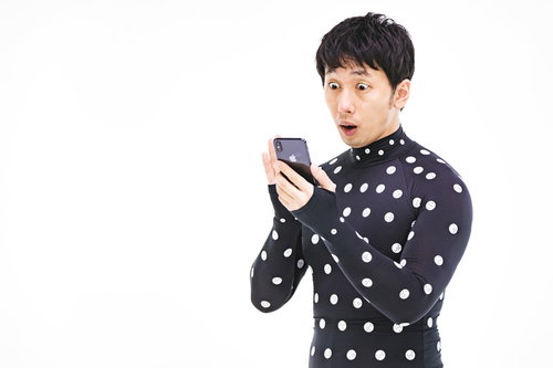 ZOZOSUITで計測結果の正確さに驚く男性