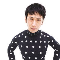 計測中にカメラを覗き込む黒いドット柄のZOZOスーツ姿の男性の写真