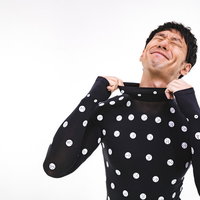 着心地の良さのあまりに笑顔が溢れるZOZOSUIT着用男性の写真