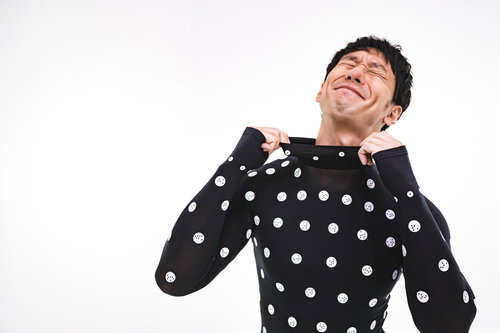 着心地の良さのあまりに笑顔が溢れるZOZOSUIT着用男性