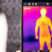 スマートフォン用サーモグラフィーカメラで体温を表示の写真