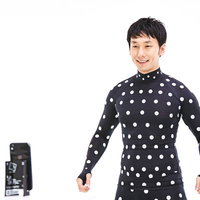 計測中の姿勢は腕を軽く広げるZOZOSUIT着用男性の写真