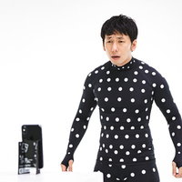 計測エラーでやり直すZOZOスーツ姿の男性の写真