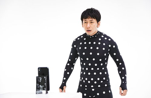 計測エラーでやり直すZOZOスーツ姿の男性