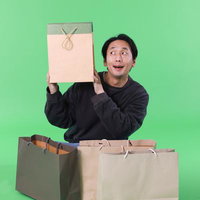 ブラックフライデーで購入した商品が次々と届いてご満悦の男性の写真