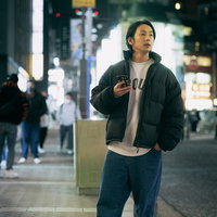待ち合わせ場所に向かうダウンジャケット姿の大川さんの写真