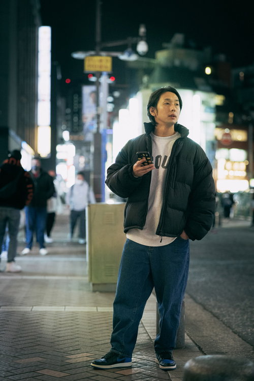 待ち合わせ場所に向かうダウンジャケット姿の大川さん