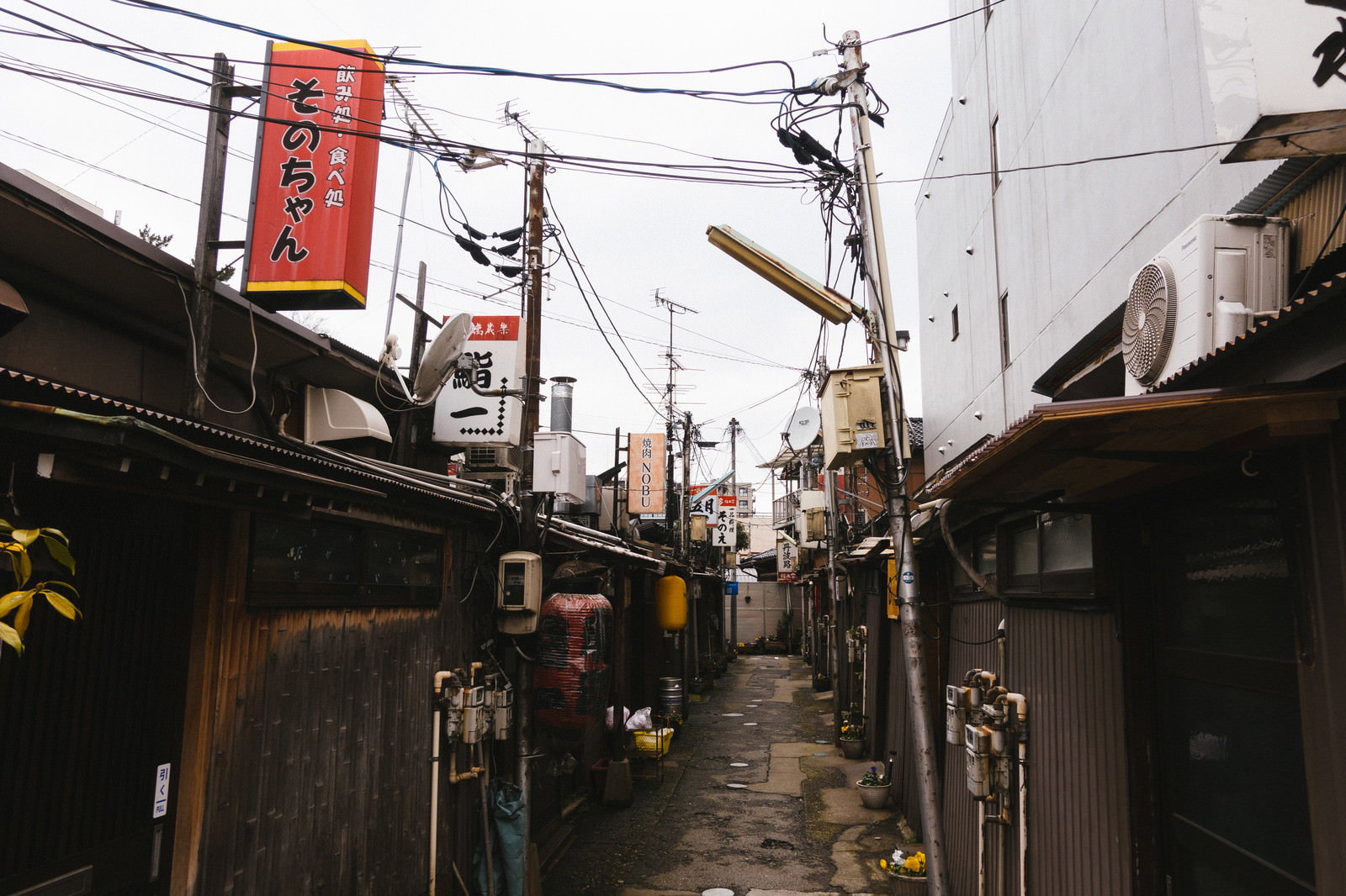 トタン屋根の建物が並ぶ昭和レトロな路地裏の飲み屋街