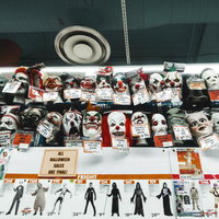 ハロウィンセール開催中のホラーグッズ販売コーナーの写真