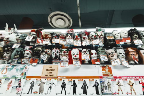 ハロウィンセール開催中のホラーグッズ販売コーナー