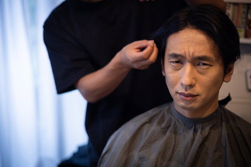 美容室でヘアセット中の男性