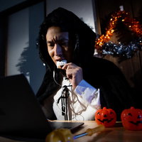 気合を入れてオンライン仮装パーティに参加したら自分だけ浮いてた男性の写真