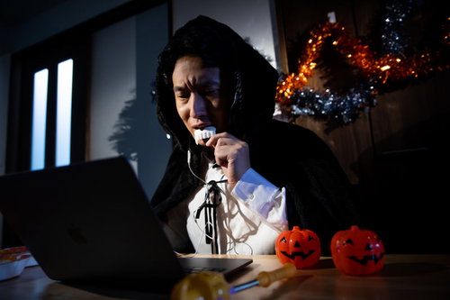 気合を入れてオンライン仮装パーティに参加したら自分だけ浮いてた男性