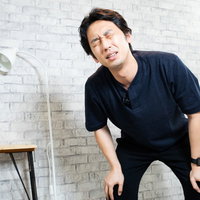 勘弁してくださいよー、腰痛で困る男性のビジネスマンの写真