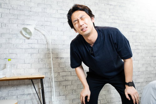 勘弁してくださいよー、腰痛で困る男性のビジネスマン
