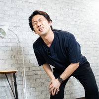 膝に矢を受けた古傷が痛い男性の膝痛症状と関節の違和感の写真