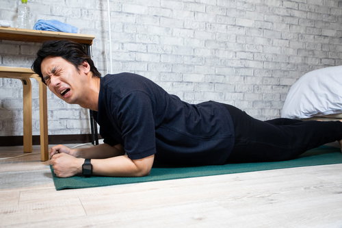 肘を曲げて体幹トレーニングがきつすぎる男性