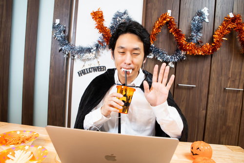 ハロウィンの仮装でオンライン飲み会に参加する男性