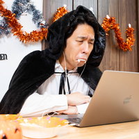 自分だけオンラインハロウィンで寂しい男性、パソコンに向かうの写真