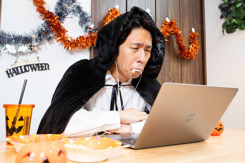 自分だけオンラインハロウィンで寂しい男性、パソコンに向かう