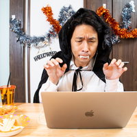 ハロウィン仮装でオンライン通話する男性の写真