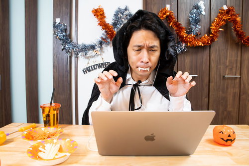 ハロウィン仮装でオンライン通話する男性