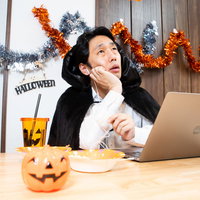 在宅時もハロウィンイベントを楽しむ男性エンジニアのリモート会議の写真