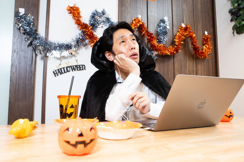 在宅時もハロウィンイベントを楽しむ男性エンジニアのリモート会議