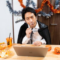 自粛中なのでリモートハロウィン飲み会、ドラキュラ仮装の男性の写真