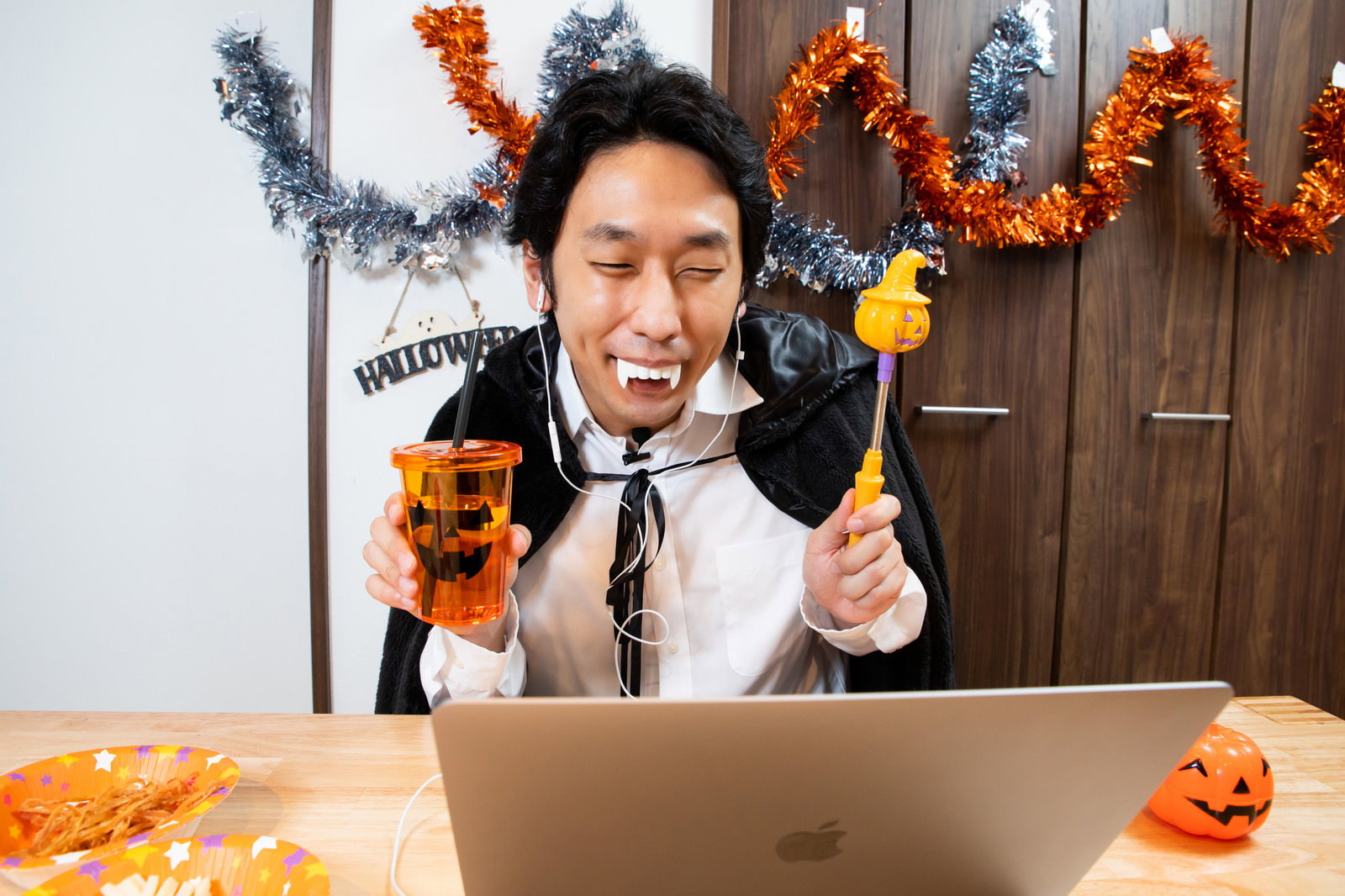 ハロウィンのドラキュラコスプレでリモート飲み会を楽しむ男性［モデル：大川竜弥］