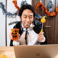 今年のハロウィンはリモート飲みで決まり、ドラキュラコスプレの男性の写真