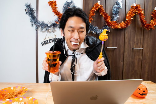 今年のハロウィンはリモート飲みで決まり、ドラキュラコスプレの男性