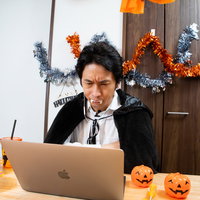 ハロウィン中でもお仕事頑張るマン、パソコンでリモートワークの写真