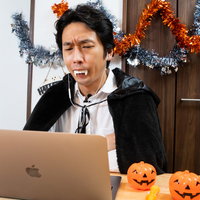 ハロウィン仮装でオンライン会議する男性ビジネスマンの写真