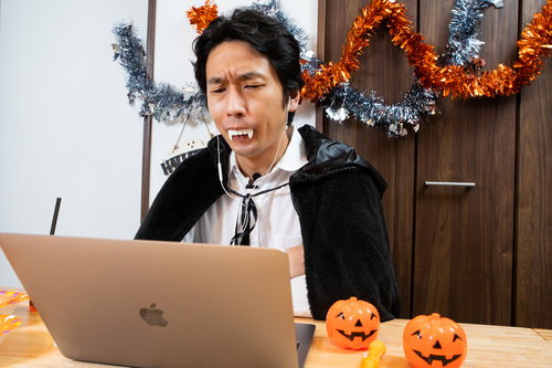 ハロウィン仮装でオンライン会議する男性ビジネスマン