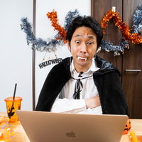 会社のハロウィンパーティがオンラインになったので渋々仮装する部長職の写真