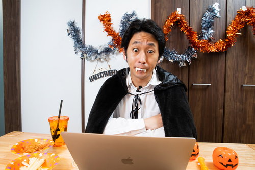 会社のハロウィンパーティがオンラインになったので渋々仮装する部長職