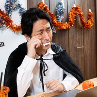 涙するハロウィン生主がリモート会議で感情的になる瞬間の写真