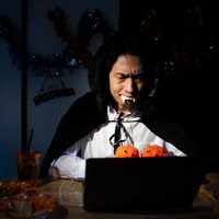 ハロぼっち──ドラキュラ男のひとりハロウィンの写真