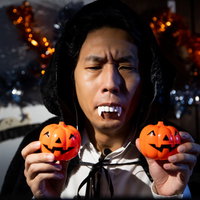 ハロウィンでドラキュラの仮装をした男性が牙を見せて威嚇の写真