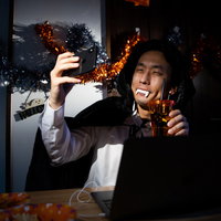 ドラキュラのコスプレでオンラインハロウィン飲みの写真