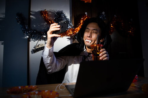 ドラキュラのコスプレでオンラインハロウィン飲み
