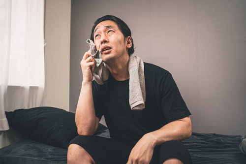 寝苦しいと思ったらエアコンの故障が発覚した暑い部屋で体調不良の男性