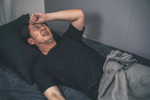 室内での熱中症に注意が必要な体調不良の男性